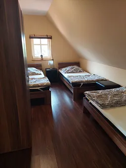 Schlafzimmer mit 3 Betten