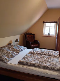 Schlafzimmer mit Doppelbett