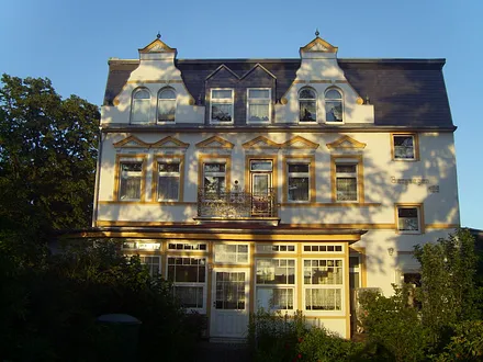 Sonnenuntergang spiegelt sich im Haus