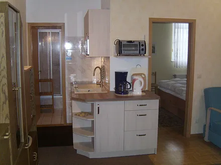 Kochnische mit Blick in das Duschbad und Schlafzimmer 