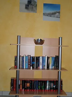 Eine kleine Urlaubsbibliothek steht im Wohnzimmer