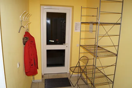 Vorflur mit Garderobe und Regal 