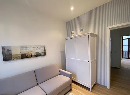 zweites Wohnzimmer mit einer Schlafcouch 