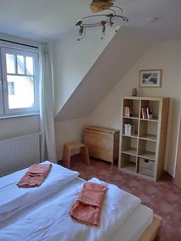 Unteres Schlafzimmer      ..... und wer unbedingt noch arbeiten muss, der Tisch in der Ecke kann ausgeklappt werden und es steht ein kleiner Arbeitsplatz zur Verfügung.