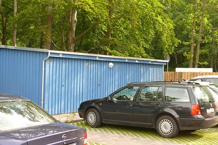 Der Parkplatz ist nur für Sie reserviert. Schuppen für Unterstellmöglichkeiten. Hier stehen auch unsere zwei Fahrräder