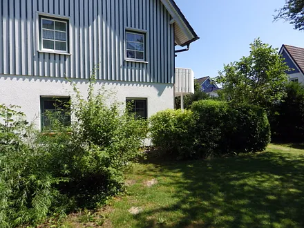 Seitenansicht - viel Platz zum Toben im Garten