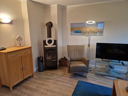 Gemütliche Leseecke am Kaminofen