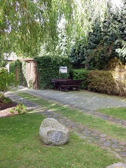 Hofauffahrt mit Grilllplatz