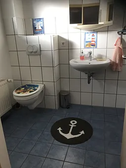 Toilette und Waschbecken