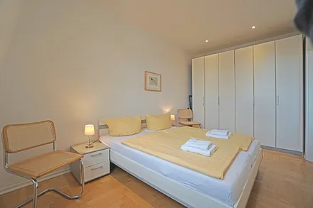 Schlafzimmer mit Doppelbett