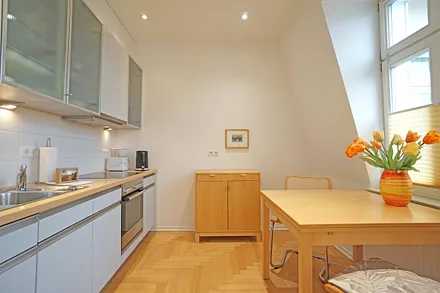 Küchenzeile mit Esstisch