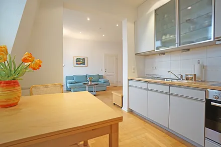 Küchenzeile mit Esstisch