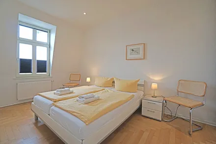 Schlafzimmer mit Doppelbett