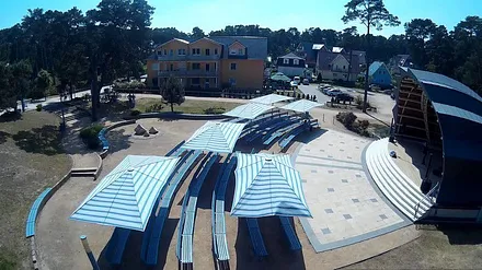 mit Blick von der Konzertmuschel zum Haus