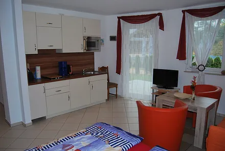 komplett ausgestattete Küchenzeile mit Kochplatte, Mikrowelle, Kaffeemaschine und Toaster