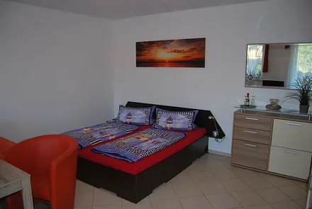 Schlafbereich mit großzügigem Doppelbett