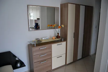 Eingangsbereich mit Spiegel und Flurgarderobe