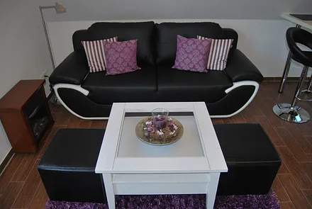 Wohnbereich mit gemütlicher Couch