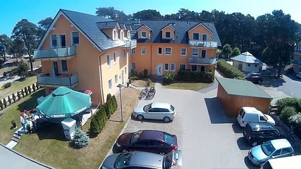 die Hofseite mit den Parkmöglichkeiten direkt am Haus