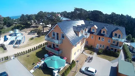 direkter Blick vom Balkon zur Konzertmuschel und zur Ostsee