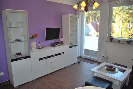 Wohnbereich mit TV und Radio