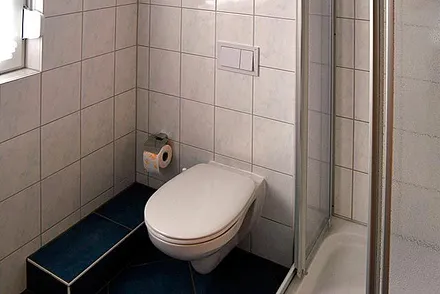 Bad mit Fenster, Dusche und WC