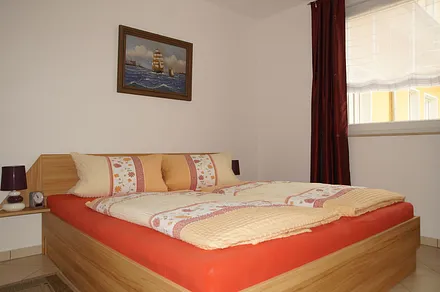 Schlafbereich mit großzügigem Doppelbett