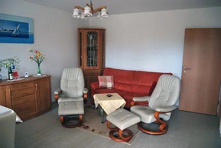 Wohnbereich mit gemütlicher Couch und kostenfreien WLAN 