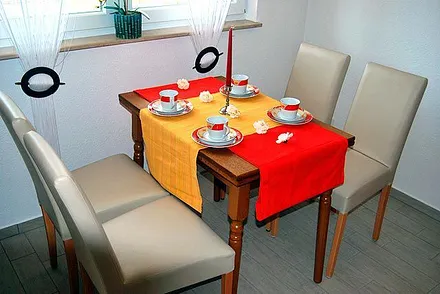 Essecke mit Blick zur Konzertmuschel und Ostsee