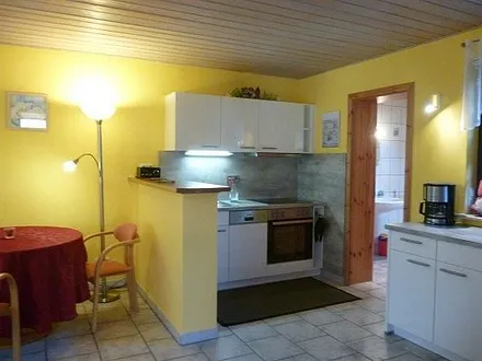 Küchenbereich mit Backofen und Spülmaschine 