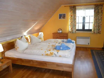 Gr. Schlafzimmer mit Doppelbett 