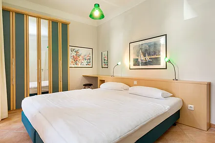 Das Schlafzimmer hat ein Doppelbett, einen großen Kleiderschrank ...