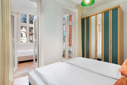 ... und einen Austritt in den Wintergarten, in dem zwei Einzelbetten stehen.