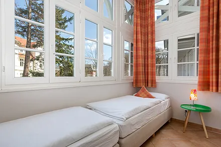 ... ein zweites TV-Gerät sowie 2 Einzelbetten mit 80x190cm Liegefläche befinden.