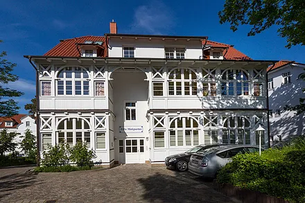 Hier sehen Sie die rückwärtige Ansicht der Villa mit den Parkplätzen.