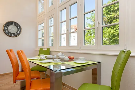 Der Eßplatz im Wintergarten ...