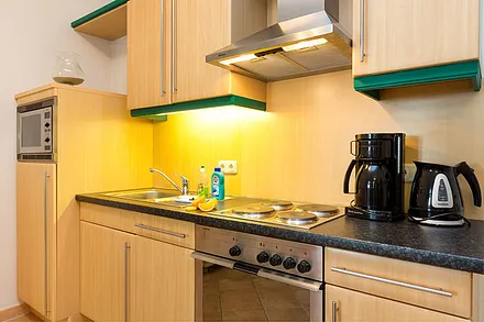 Die Küchenzeile ist komplett ausgestattet mit Backofen, Mikrowelle, Geschirrspüler etc.