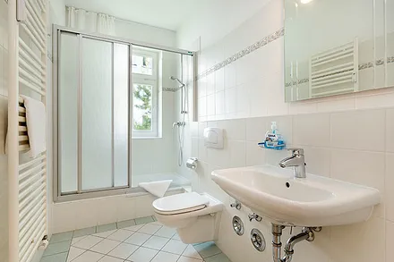 Das große Bad bietet Dusche, WC und Waschbecken.