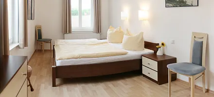 Schlafzimmer mit Doppelbett