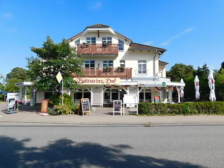 Hausfassade neu gestrichen/Vordach neu/Flure neu tapetiert und dekoriert/Balkone neu