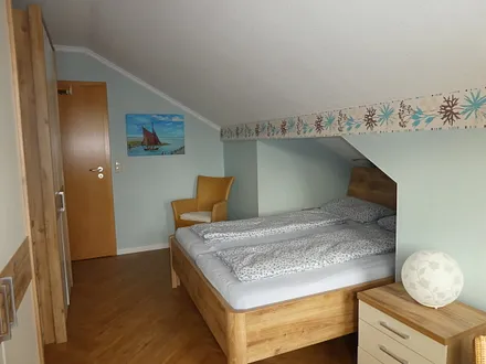 geräumiges Schlafzimmer  mit viel Abstellmöglichkeiten