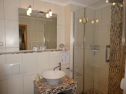 große ebenerdige, begehbare Dusche