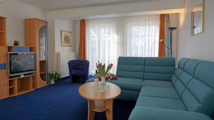 Wohnzimmer mit komfotabler Schlafcouch