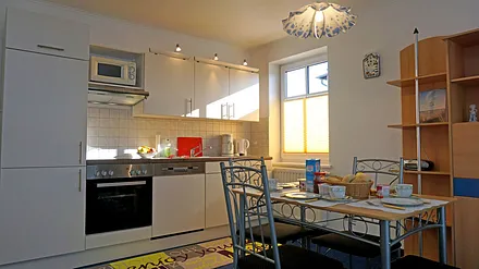 Vollausgestattete Küchenzeile mit Esstisch