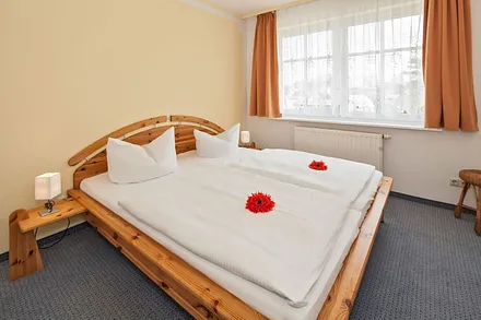 Schlafzimmer mit Doppelbett  