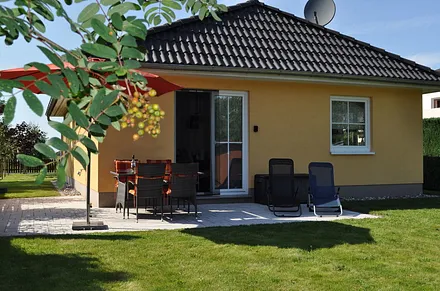 Unsere Terrasse, im grossen Garten, lädt zum relaxen und zu gemütlichen Grillabenden ein !