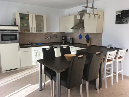 In der vollausgestatteten und grossen Küche können Sie Ihre Lieblingsgerichte zubereiten !