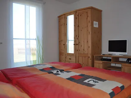 Schlafzimmer 1 mit TV