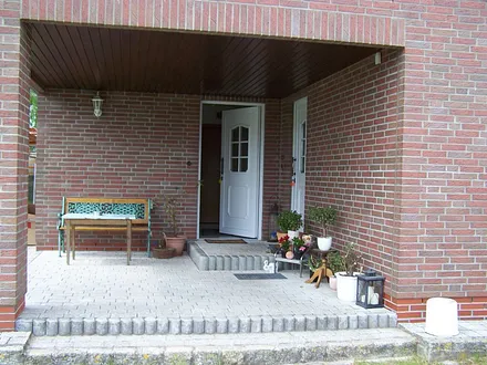 großzügig überdachter Eingangsbereich, auch für Raucher geeignet