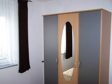 Fenster sind mit Rolladen versehen